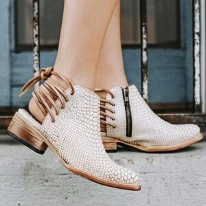 Freebird by Steven JoJo Lace Back Snake Print Ankle Bootie in Cream. Size 8